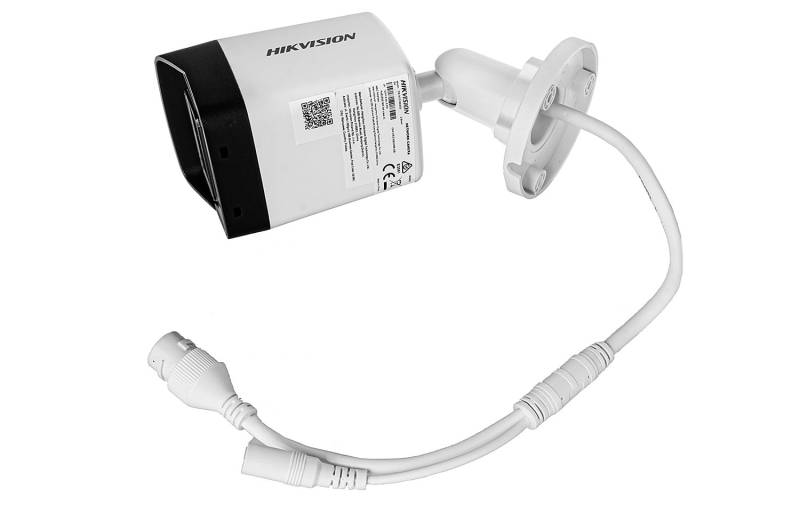 13747_ds_2cd1043g2_liu_kamera_ip_4mpx_spod_z_przew.jpg