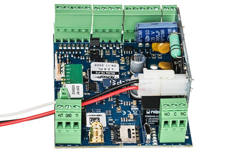 13726_multilte_rf_ps_modul_powiadomienia_i_sterowania_lte_z_pilotem_i_zasilaczem_bok.jpg