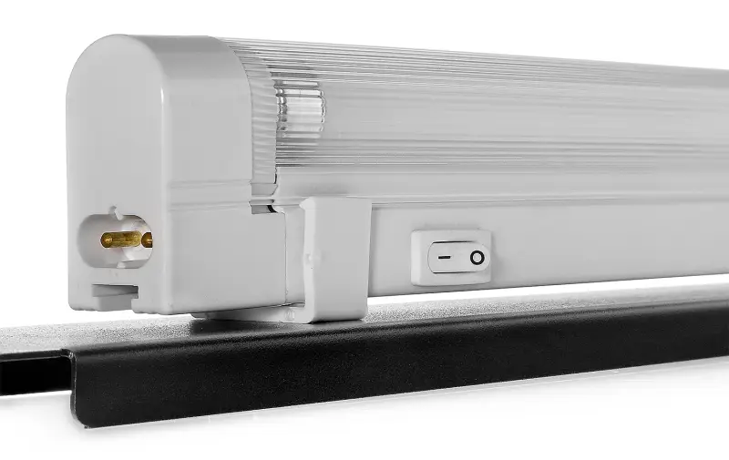 7301_panel_ze_swiatlem_pl8w_do_szaf_rack_zoom_przyc.jpg
