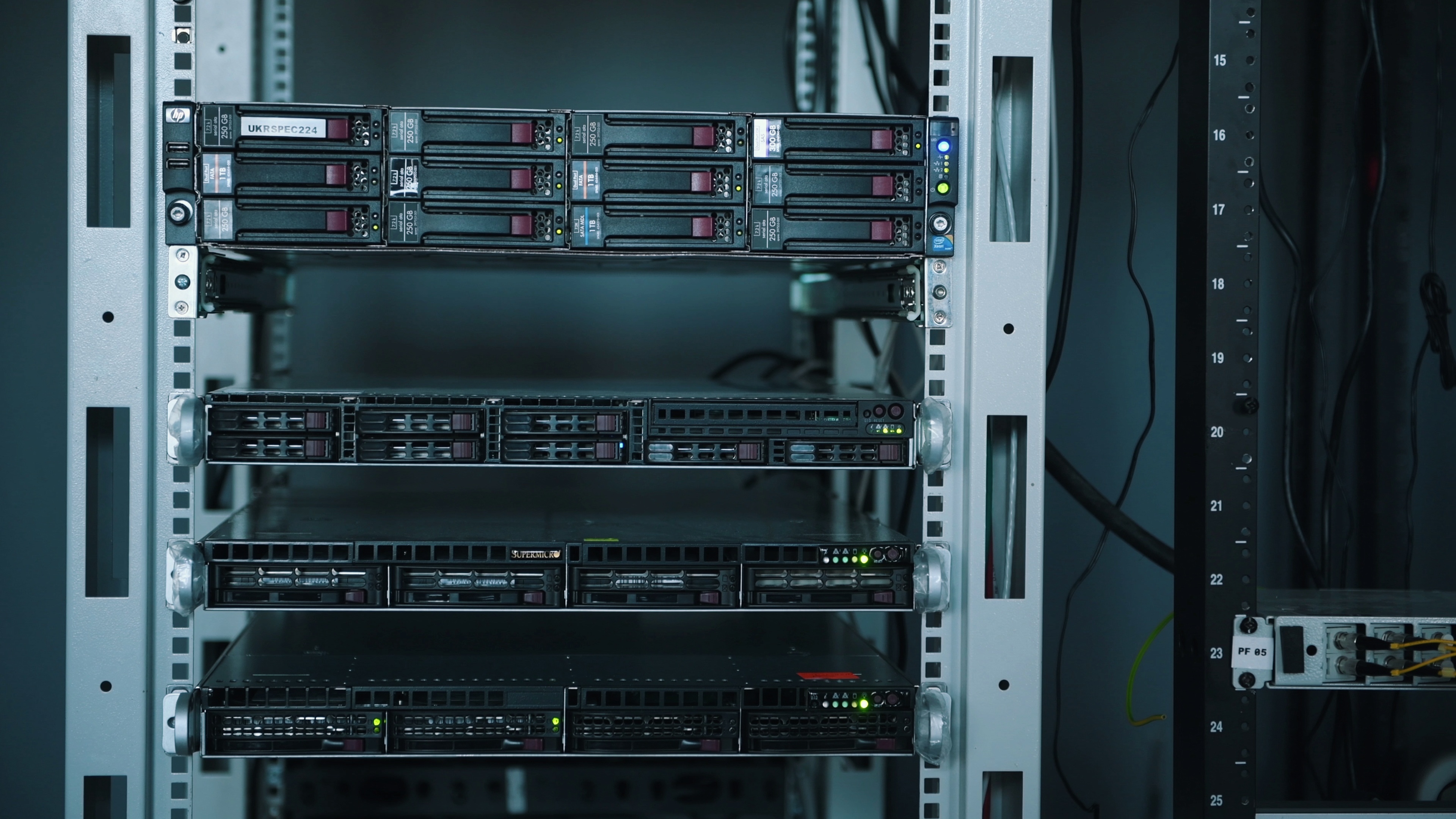 Power outage alert for a server room: how to know the mains failed before the UPS runs out